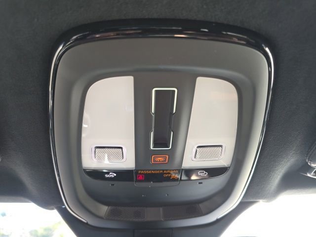 Certified 2025 Volvo XC90 B6 Ultra w/ Lounge Package image 40