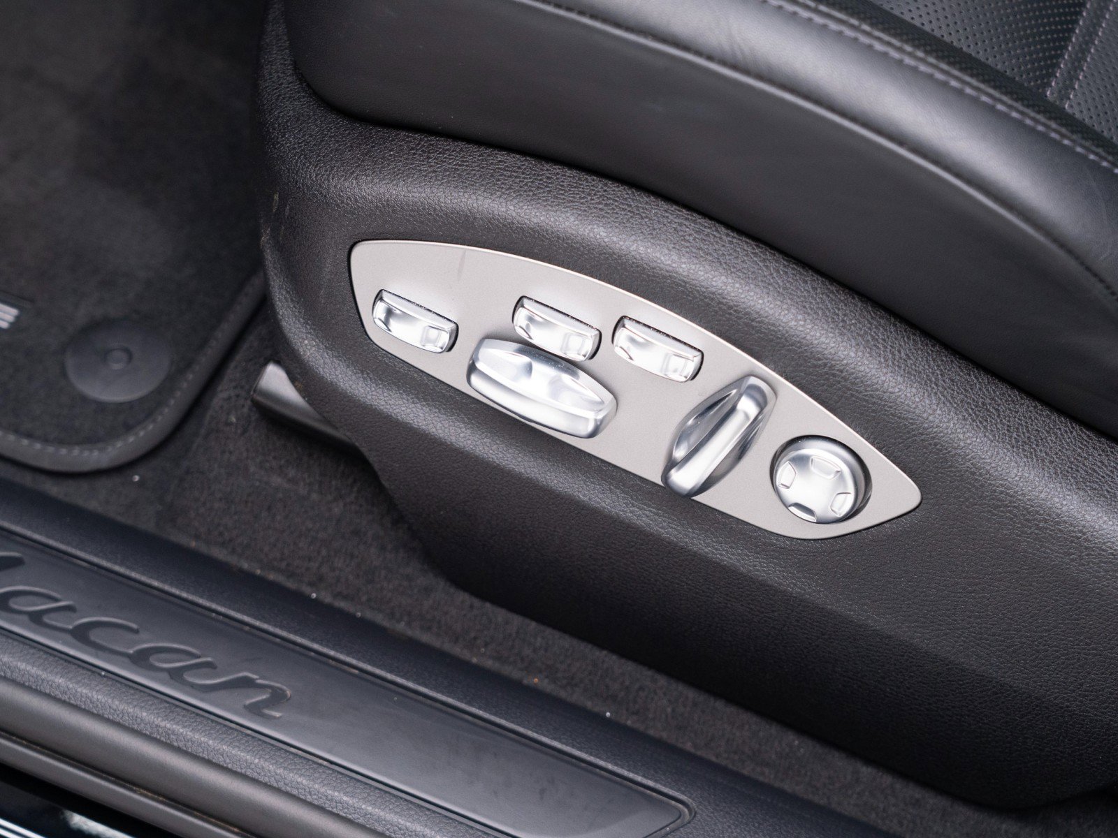 Certified 2025 Porsche Macan AWD/4WD image 15