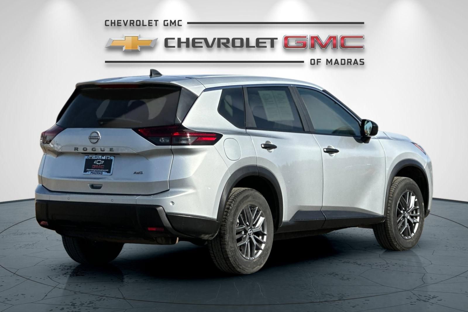 Used 2024 Nissan Rogue S image 3