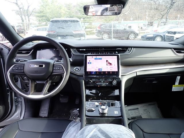 New 2025 Jeep Grand Cherokee Limited w/ Black Appearance Package image 14