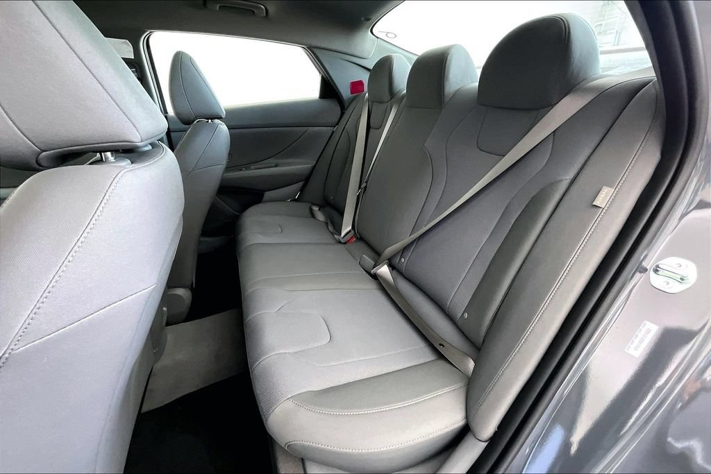 Used 2026 Hyundai Elantra SE FWD image 28