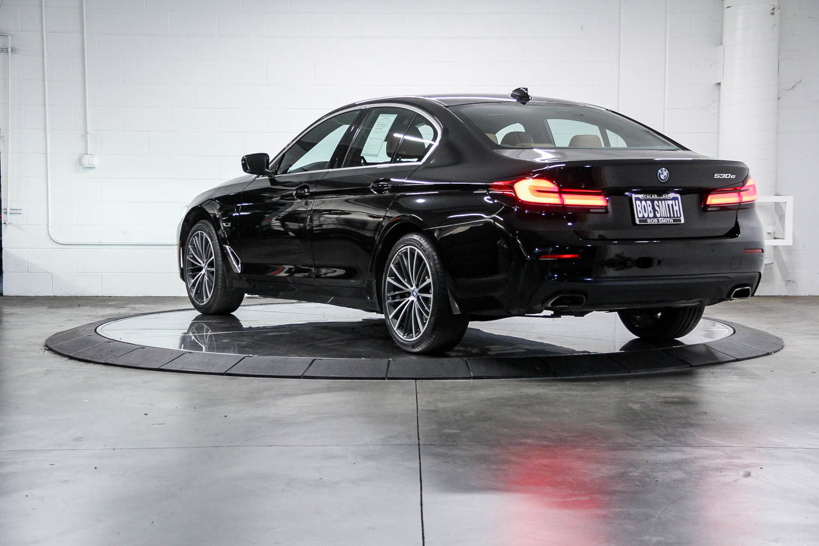 Certified 2023 BMW 530e w/ Convenience Package image 4