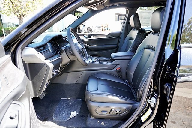 New 2026 Jeep Grand Cherokee Limited w/ Limited Altitude Package AWD/4WD image 17