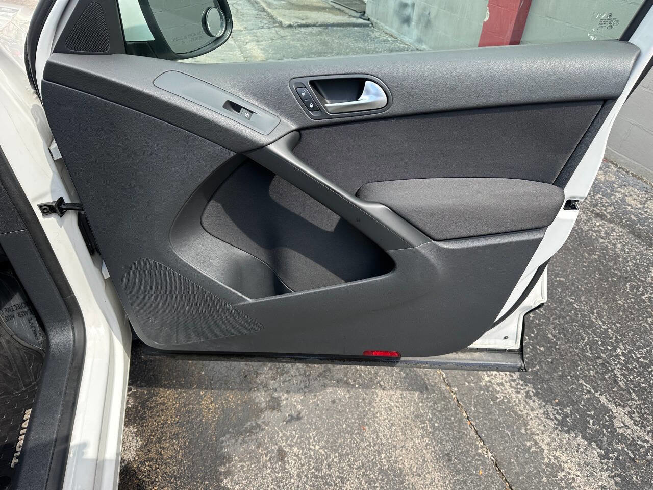 Used 2011 Volkswagen Tiguan SE image 25