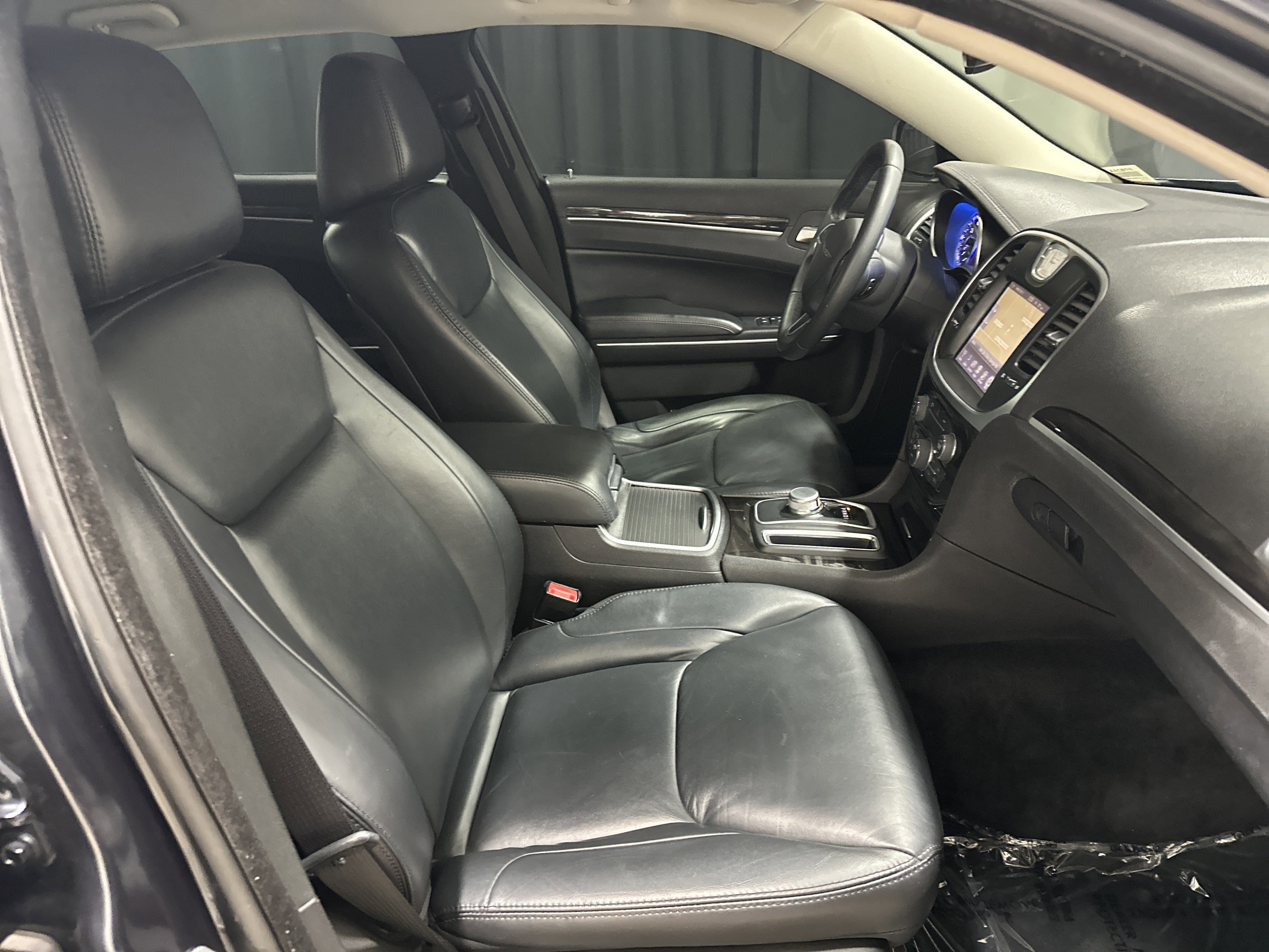 Used 2015 Chrysler 300 Limited w/ Driver Convenience Group image 33