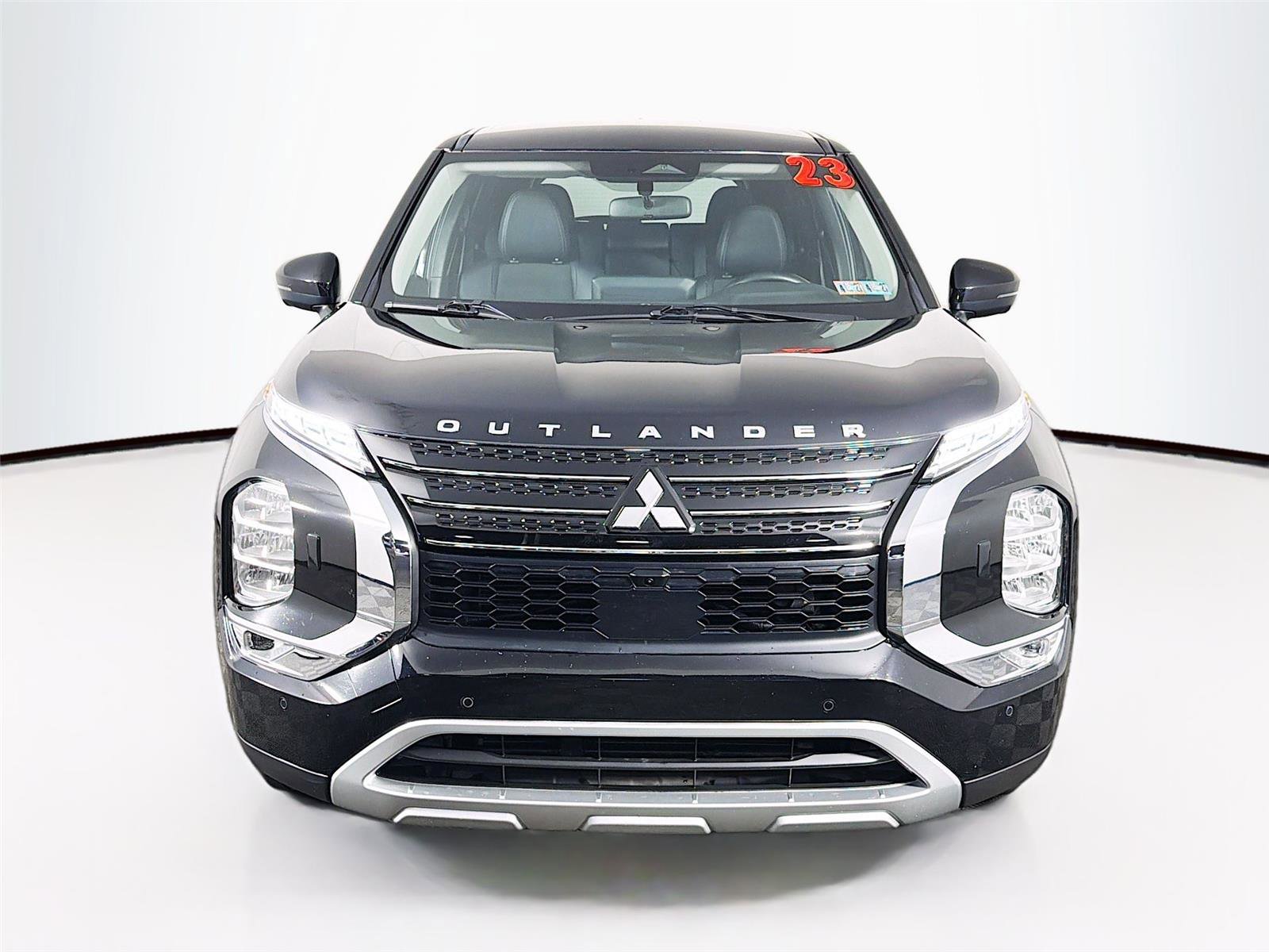 Used 2023 Mitsubishi Outlander SE image 2