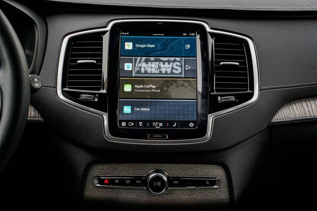 Used 2024 Volvo XC90 T8 Ultimate w/ Lounge Package image 13