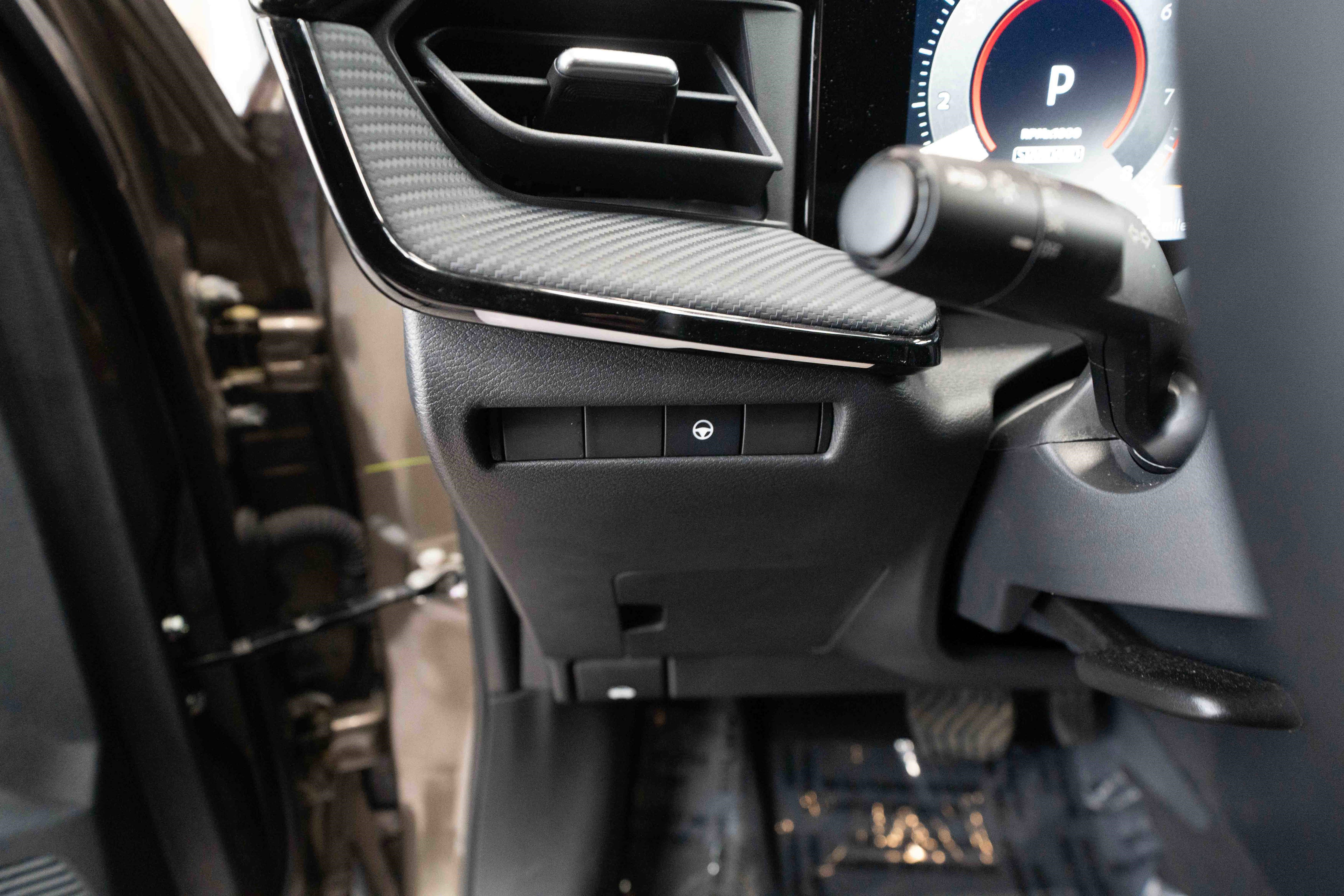 Used 2025 Nissan Kicks SR image 11