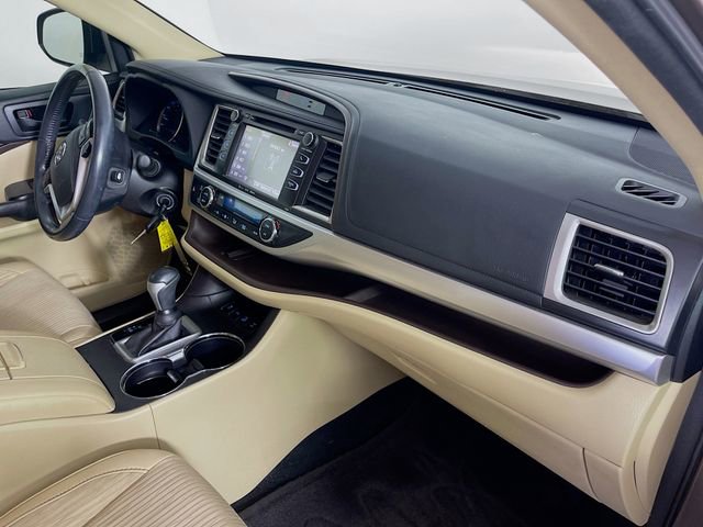 Used 2017 Toyota Highlander Plus AWD/4WD image 29