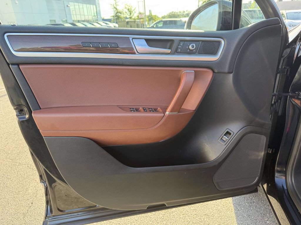 Used 2015 Volkswagen Touareg VR6 AWD/4WD image 9
