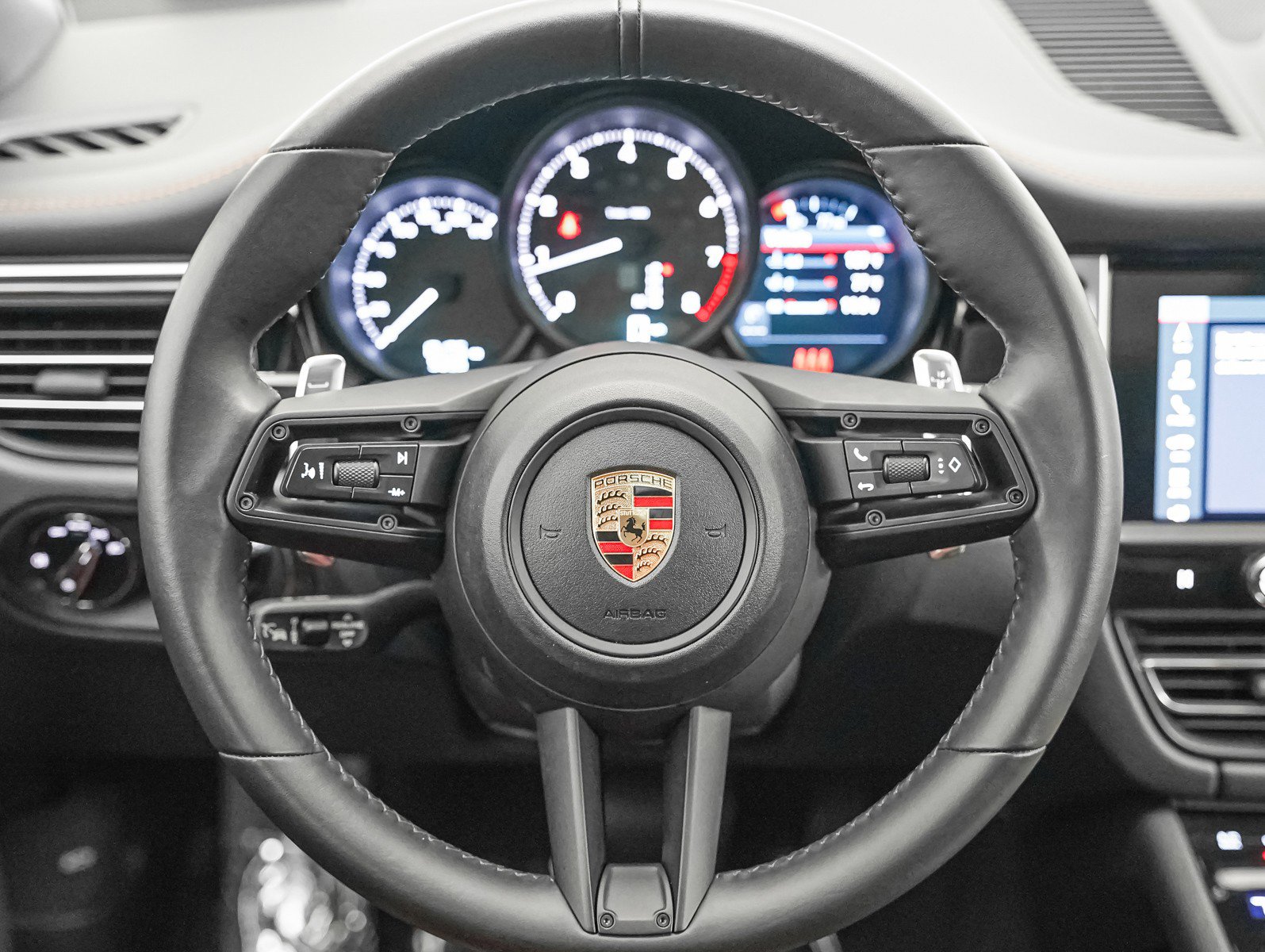 Certified 2024 Porsche Macan image 17