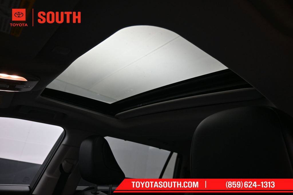 Used 2023 Toyota Highlander XLE AWD/4WD image 22