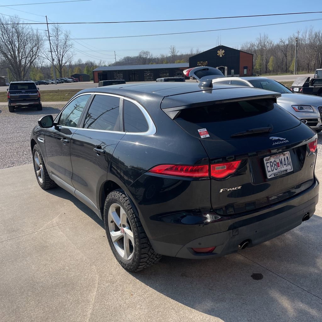 Used 2019 Jaguar F-PACE Premium image 2