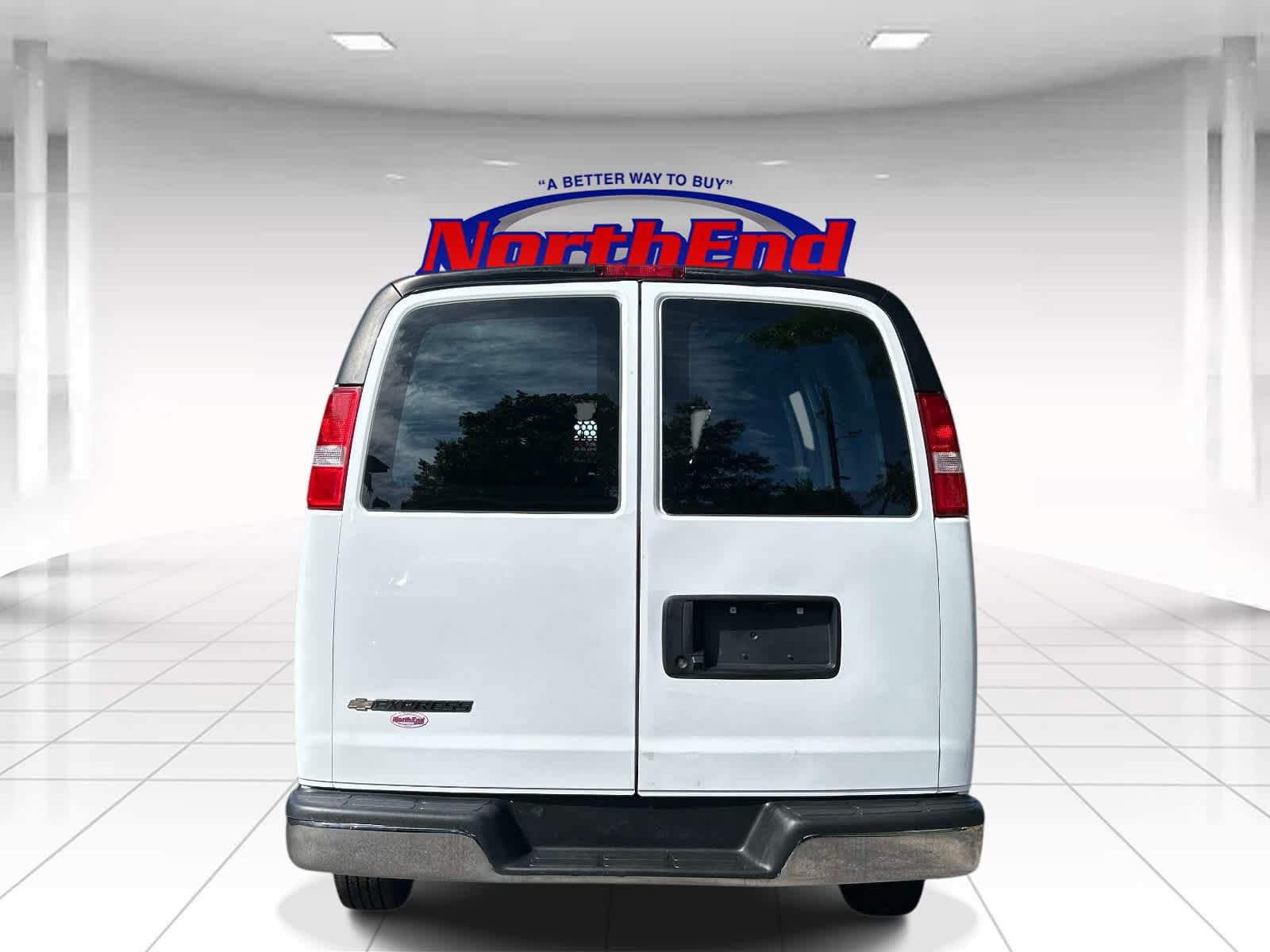 Used 2025 Chevrolet Express 2500 w/ Driver Convenience Package RWD image 4