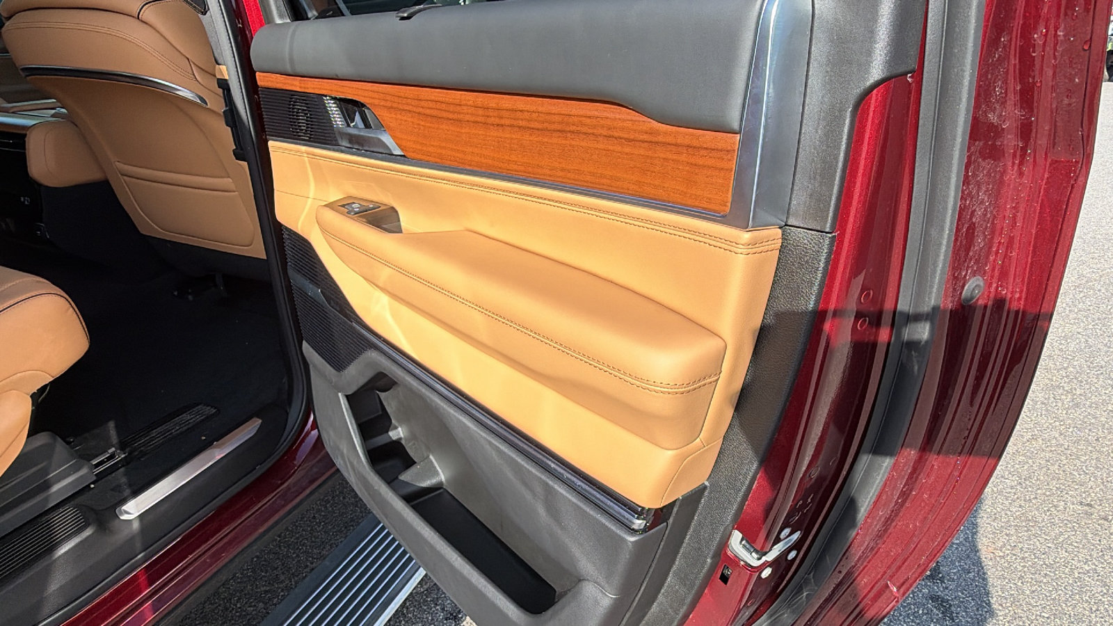 Used 2025 Jeep Grand Wagoneer L Series III AWD/4WD image 20