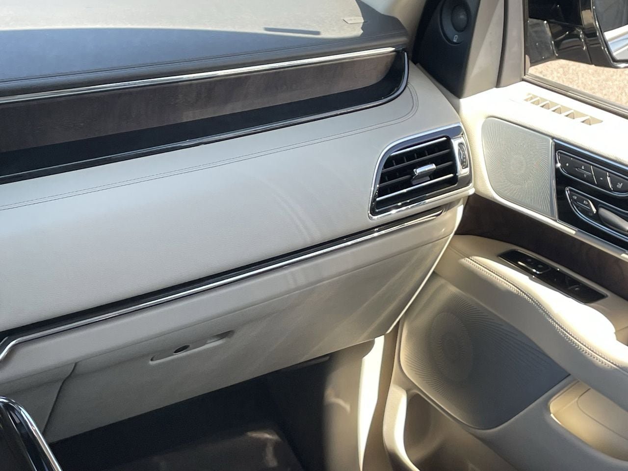 Used 2020 Lincoln Navigator Reserve w/ Luxury Package AWD/4WD image 18