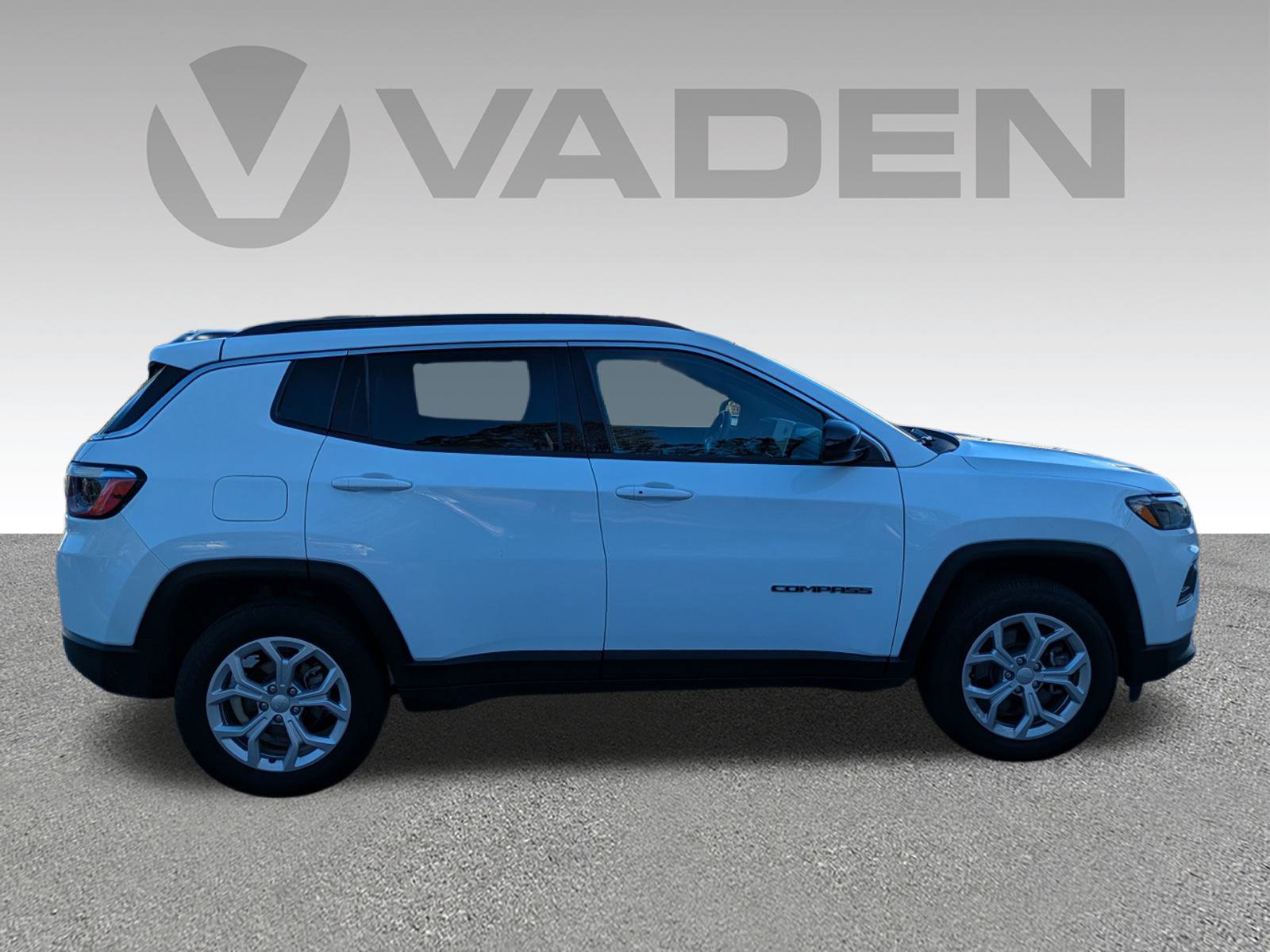 Used 2024 Jeep Compass Latitude image 25
