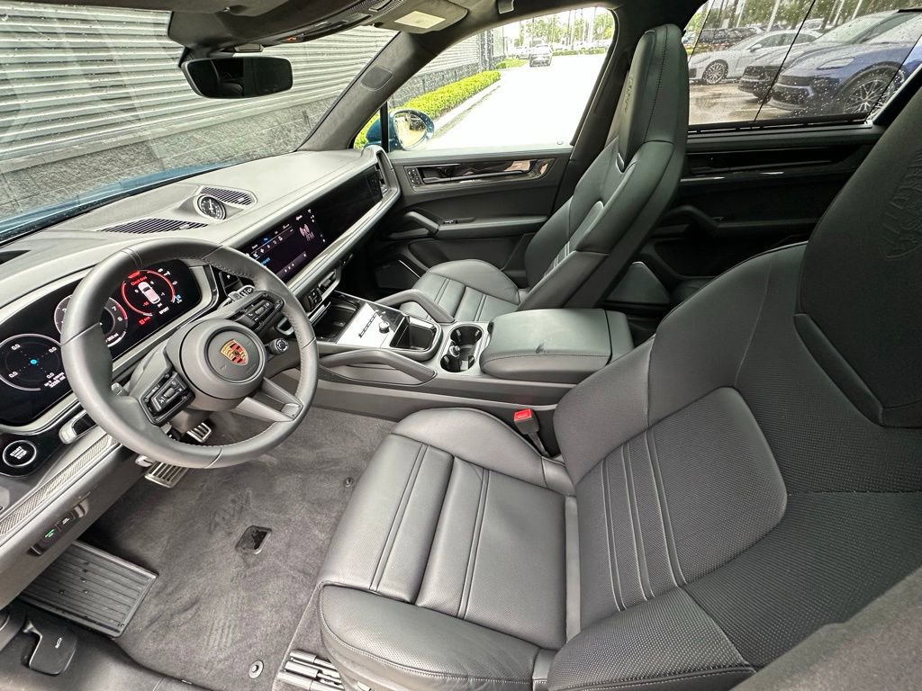 Certified 2025 Porsche Cayenne GTS AWD/4WD image 4