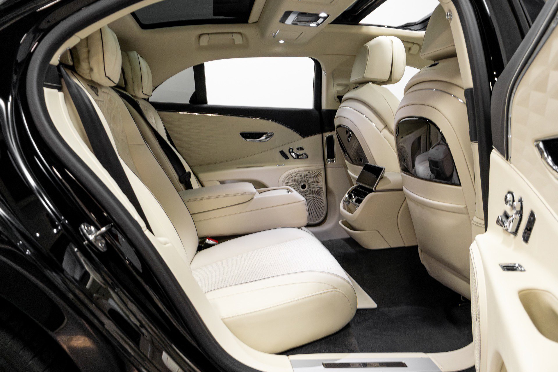 Used 2021 Bentley Flying Spur W12 image 24