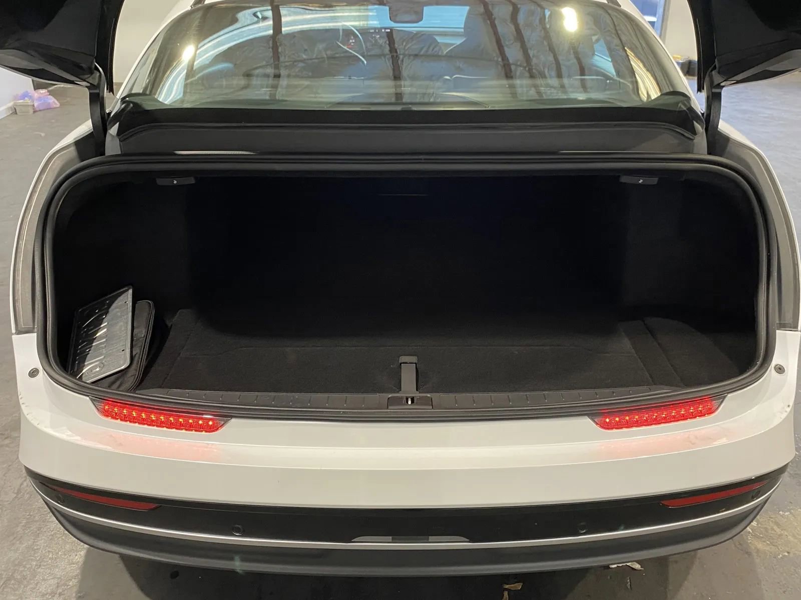 Used 2024 Lucid Air Touring image 8