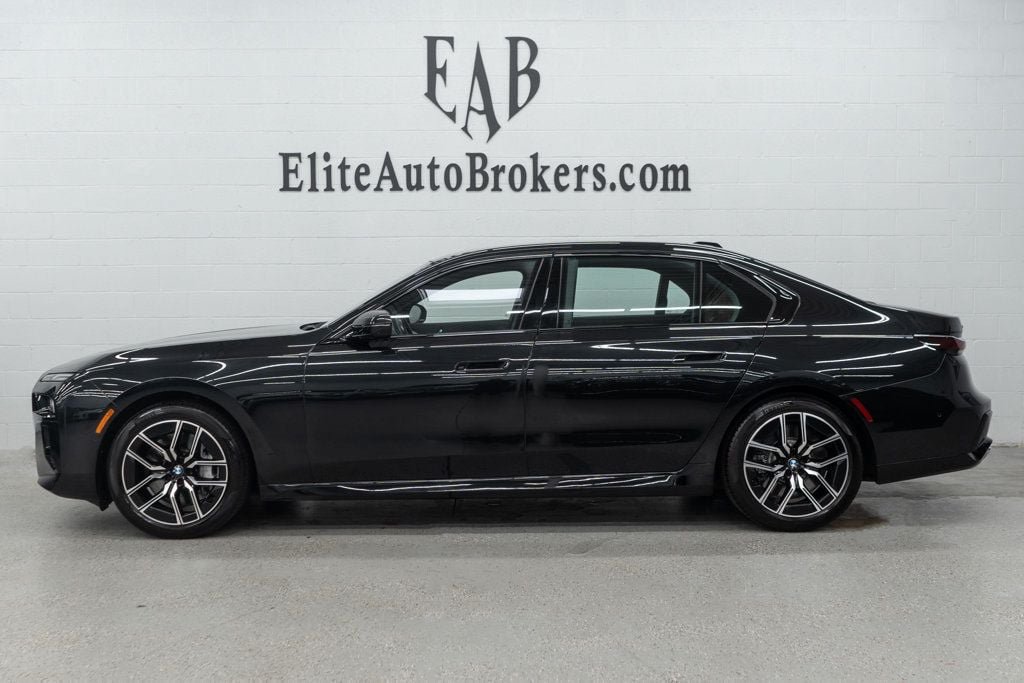 Used 2023 BMW 760i xDrive AWD/4WD image 2