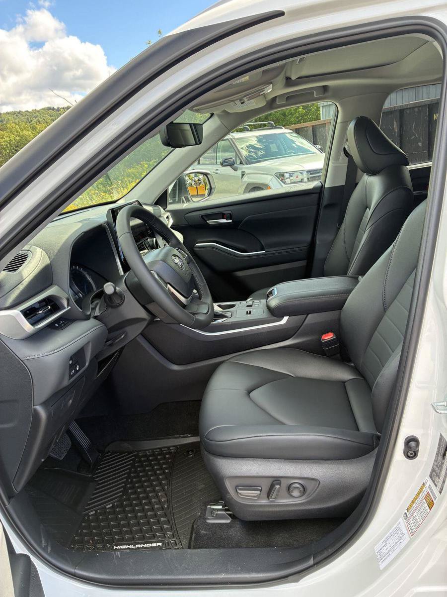 Used 2026 Toyota Highlander XLE AWD/4WD image 25