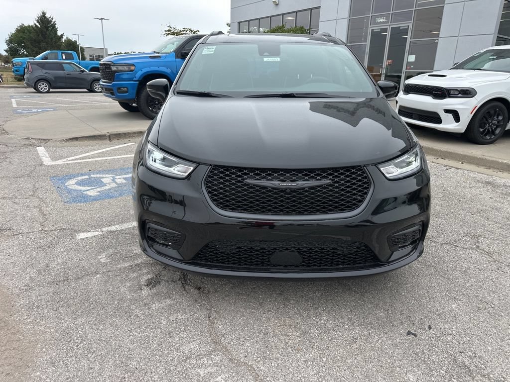 New 2026 Chrysler Pacifica Limited w/ S Appearance Package FWD image 10