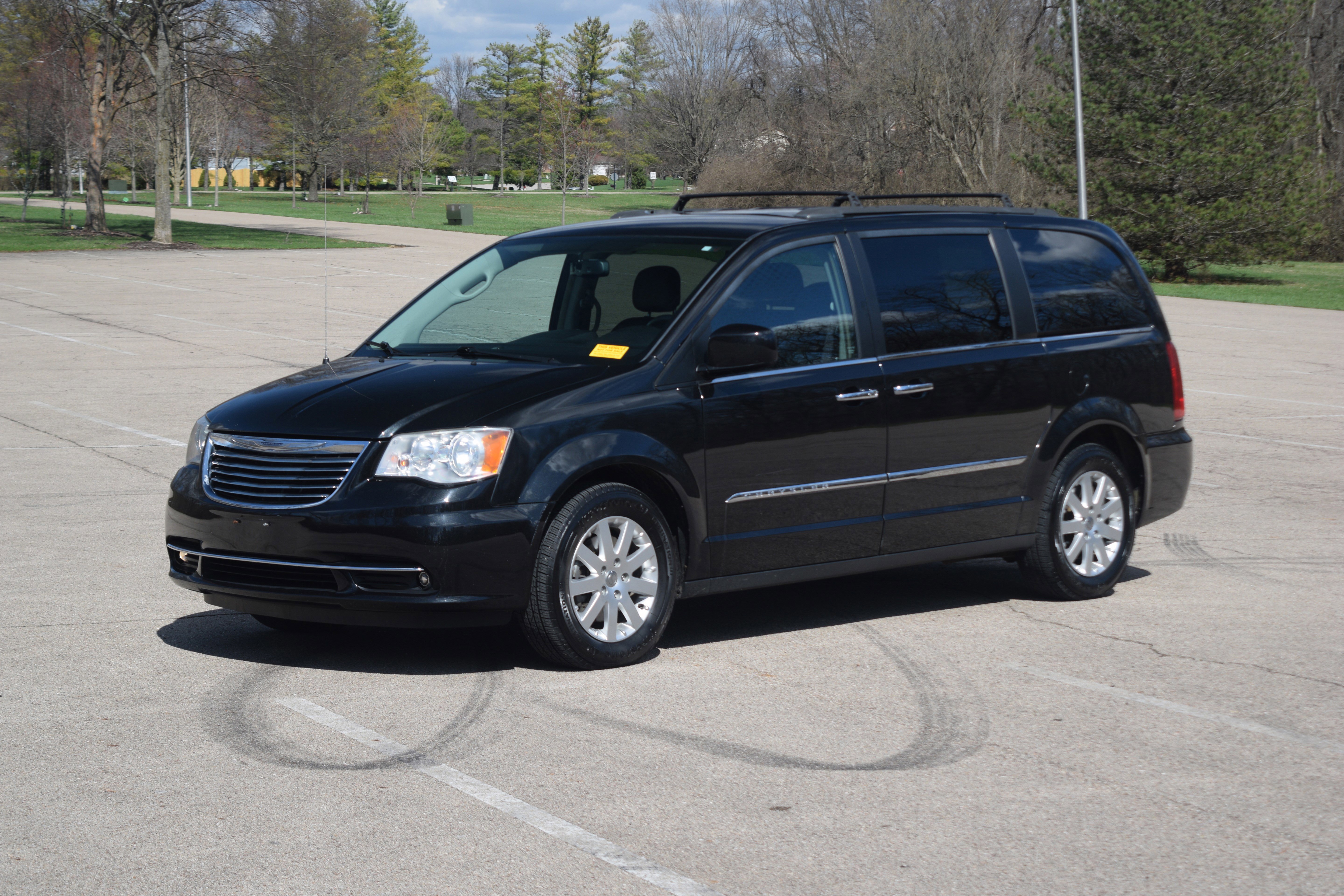 Used 2015 Chrysler Town & Country Touring w/ Driver Convenience Group image 23