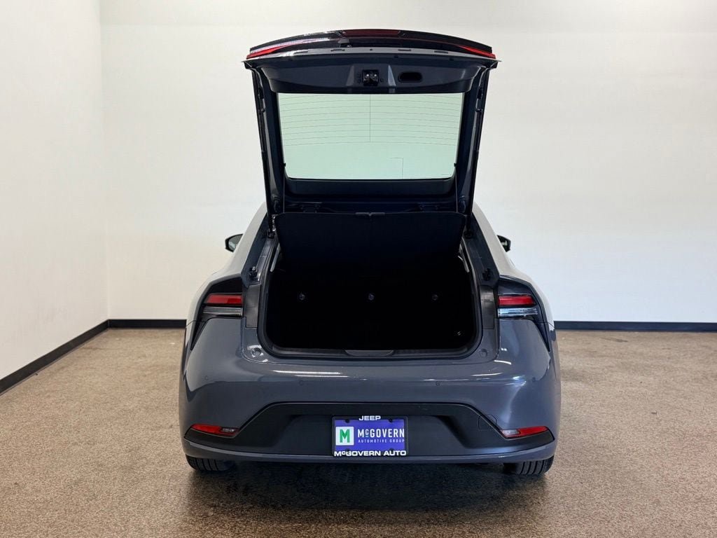Used 2023 Toyota Prius LE FWD image 4