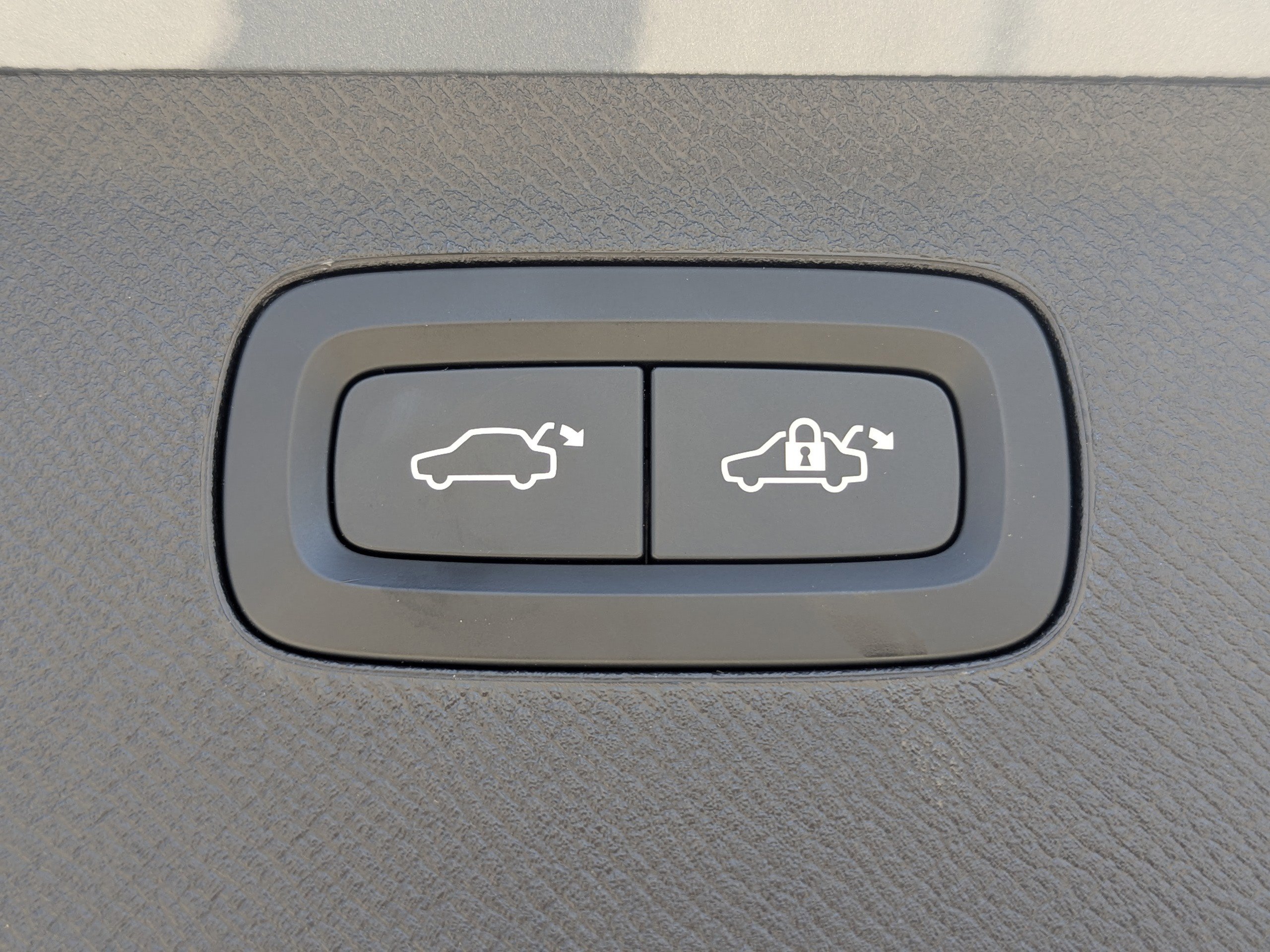 Used 2023 Volvo XC90 T8 Plus w/ Protection Package Premier image 12