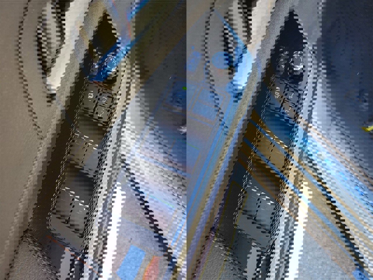 Used 2025 Toyota Sienna Limited image 15