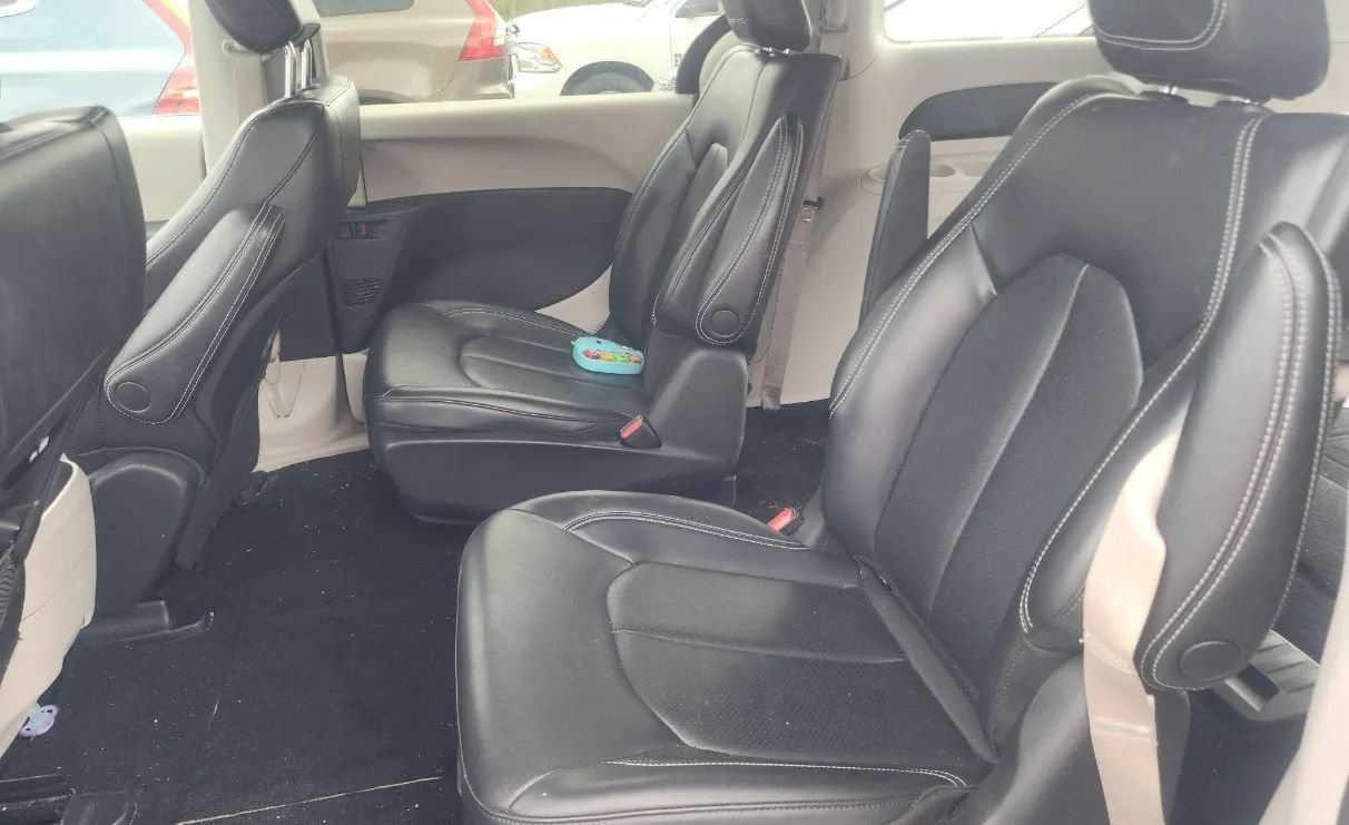 Used 2023 Chrysler Pacifica Touring-L FWD image 6
