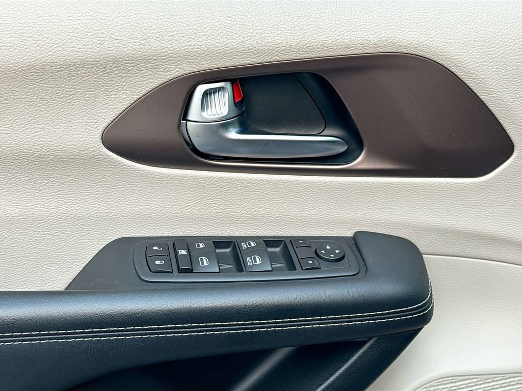 Used 2023 Chrysler Voyager LX image 18