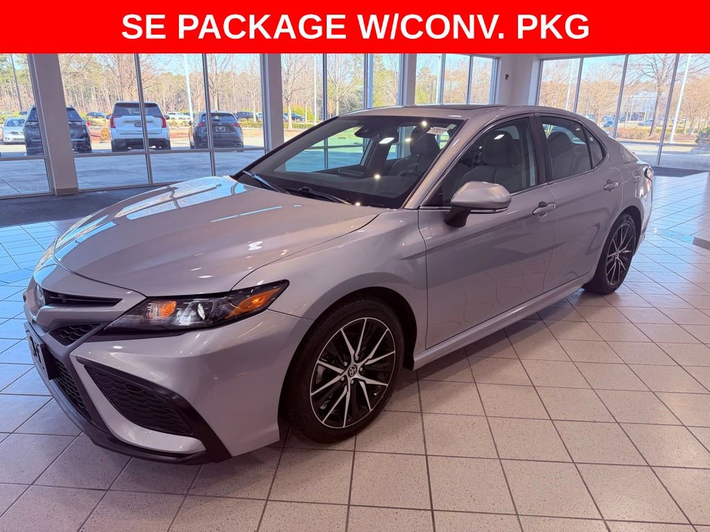 Used 2022 Toyota Camry SE image 3