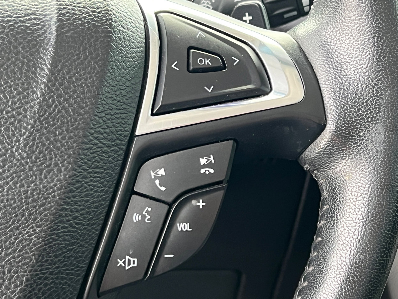 Used 2015 Ford Edge SEL image 24