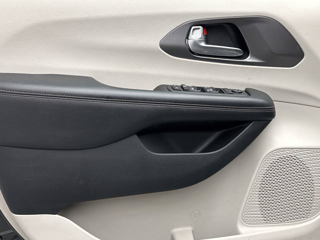 Used 2020 Chrysler Pacifica Touring FWD image 9