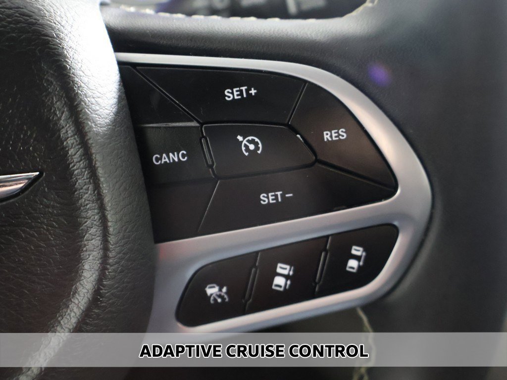 Used 2024 Chrysler Pacifica Touring-L image 3