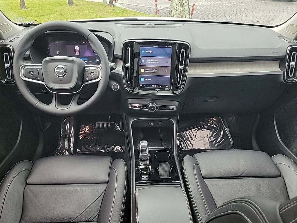 Used 2023 Volvo XC40 B4 Plus w/ Driver Assist Package image 9