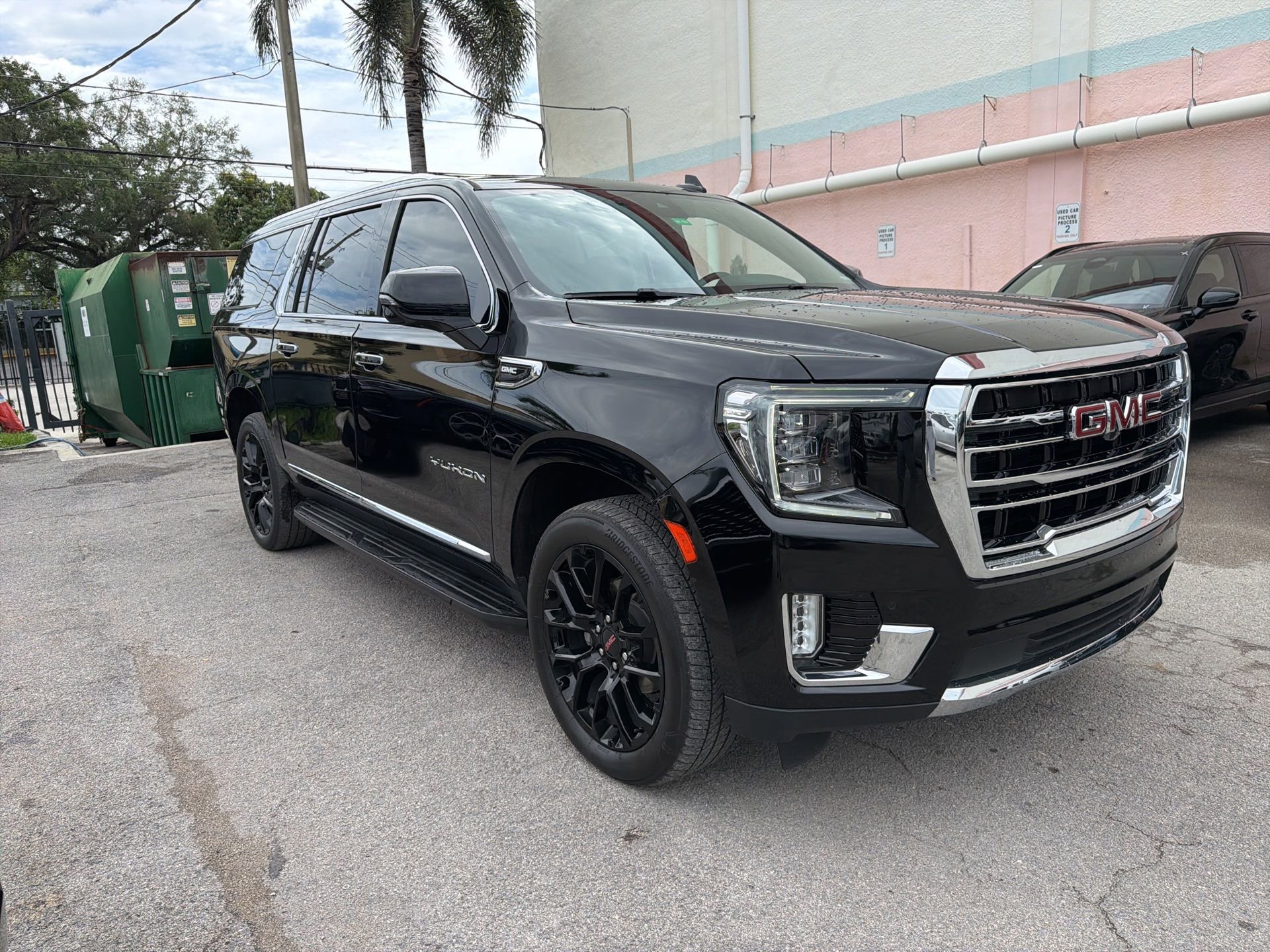 Used 2023 GMC Yukon XL SLT w/ SLT Premium Package AWD/4WD image 3