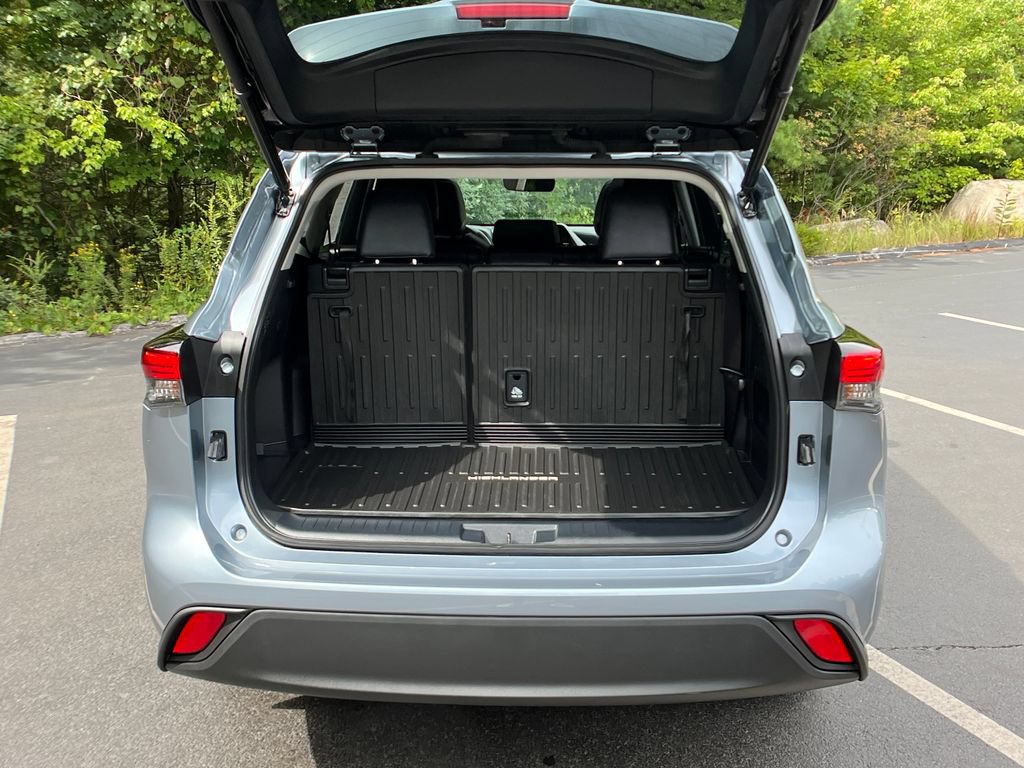 Used 2022 Toyota Highlander XLE AWD/4WD image 10