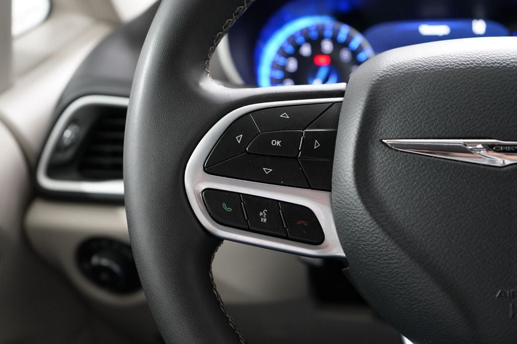 Used 2024 Chrysler Pacifica Touring-L FWD image 17