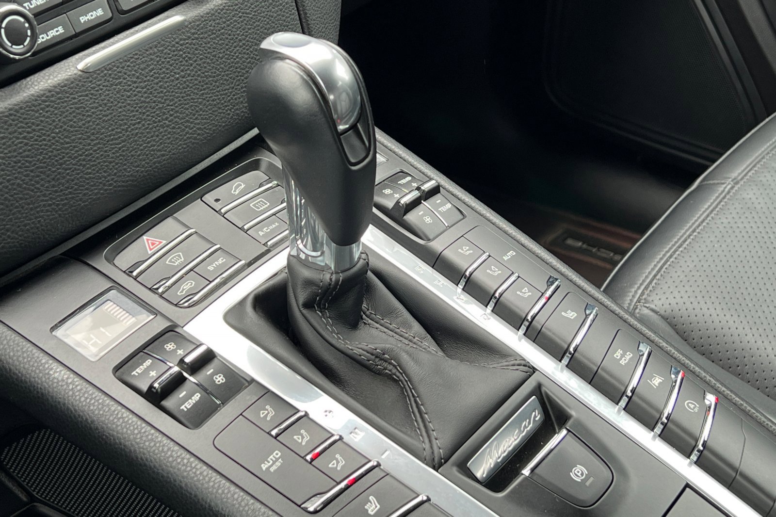 Used 2018 Porsche Macan image 30