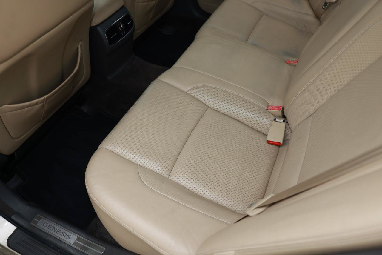Used 2011 Hyundai Genesis 3.8 RWD image 10
