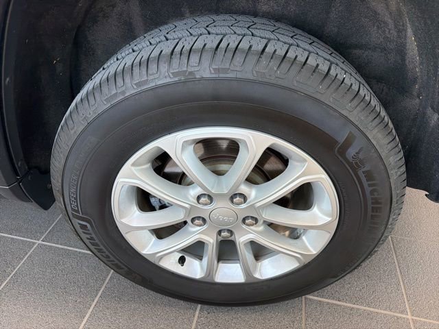 Used 2021 Jeep Grand Cherokee Laredo AWD/4WD image 6