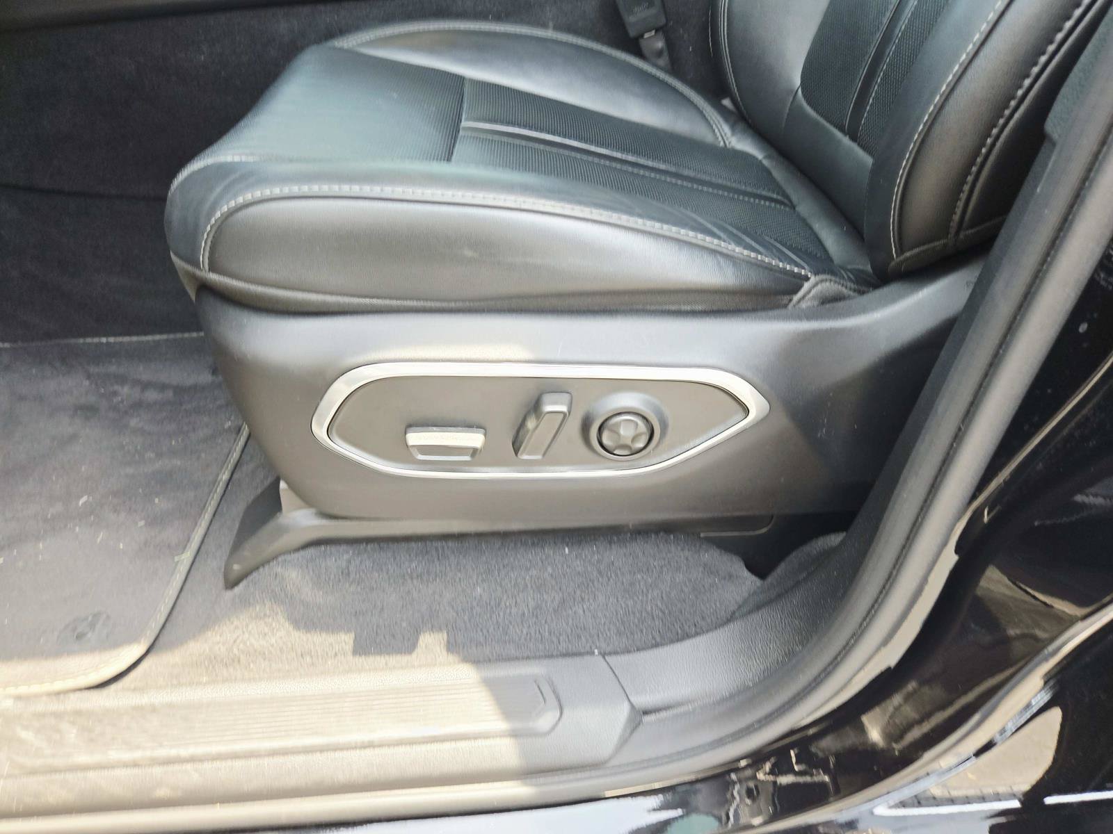 Used 2025 Jeep Wagoneer 4WD w/ Convenience Group I image 45