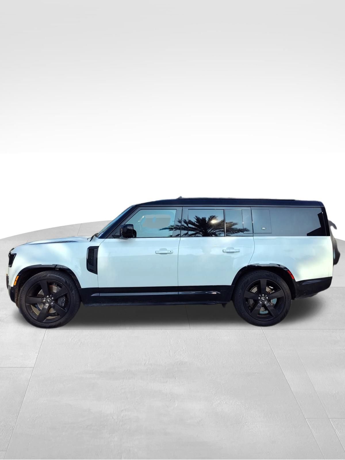 Used 2024 Land Rover Defender 130 X-Dynamic SE image 2