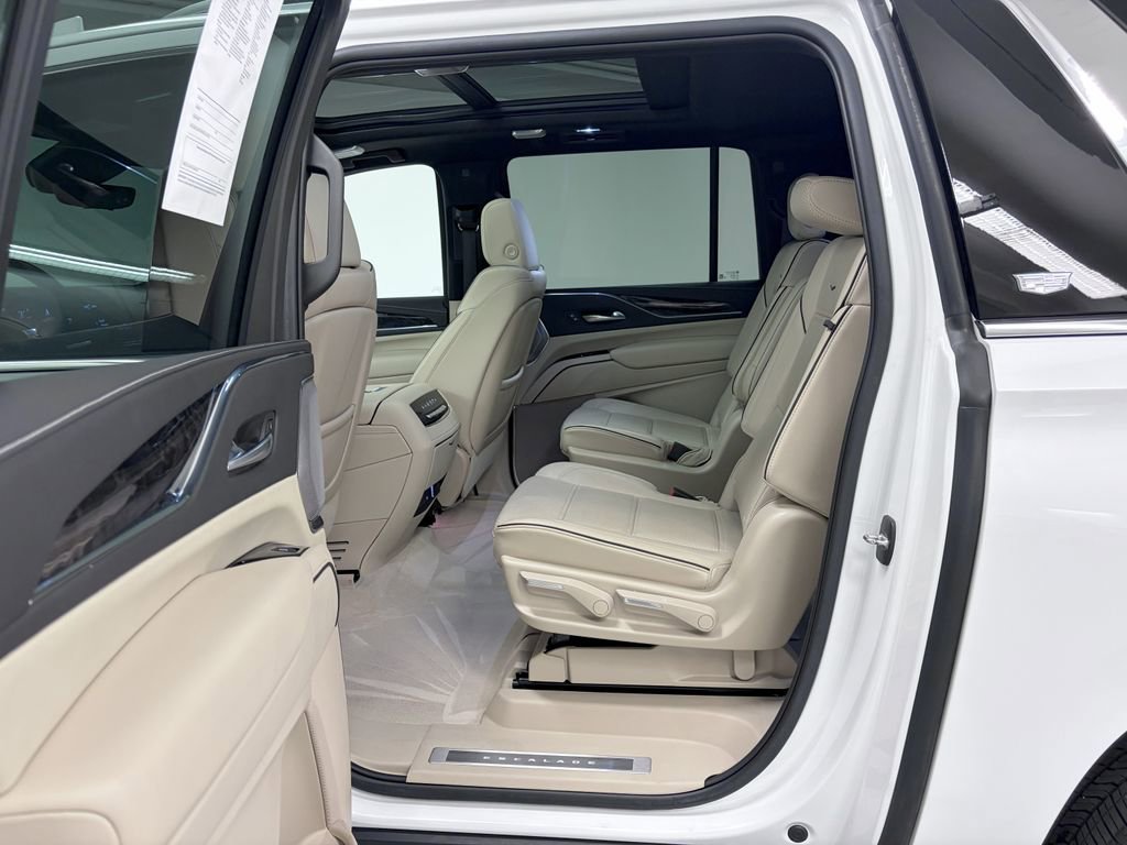 Used 2022 Cadillac Escalade ESV Premium Luxury w/ Performance Package AWD/4WD image 16