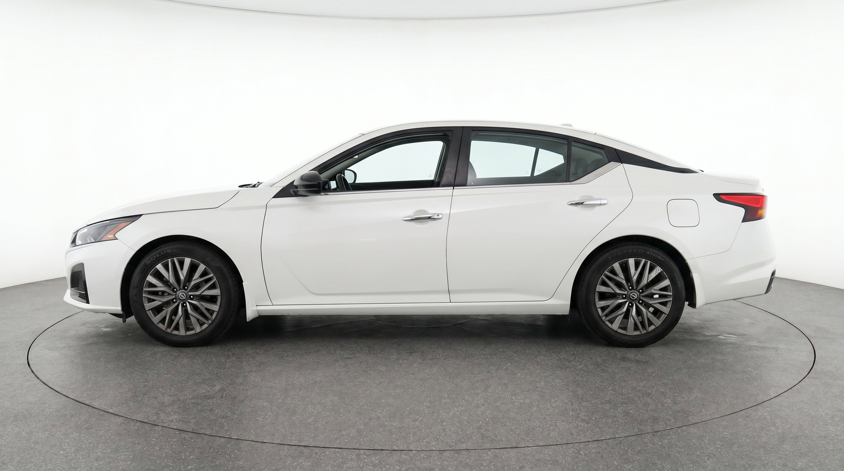 Used 2025 Nissan Altima 2.5 SV FWD image 5