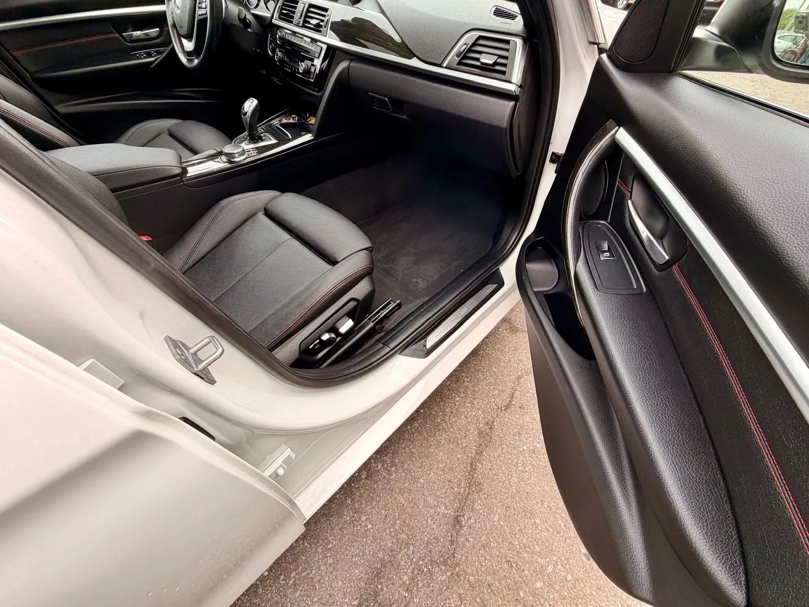 Used 2017 BMW 330i xDrive Sedan AWD/4WD image 8