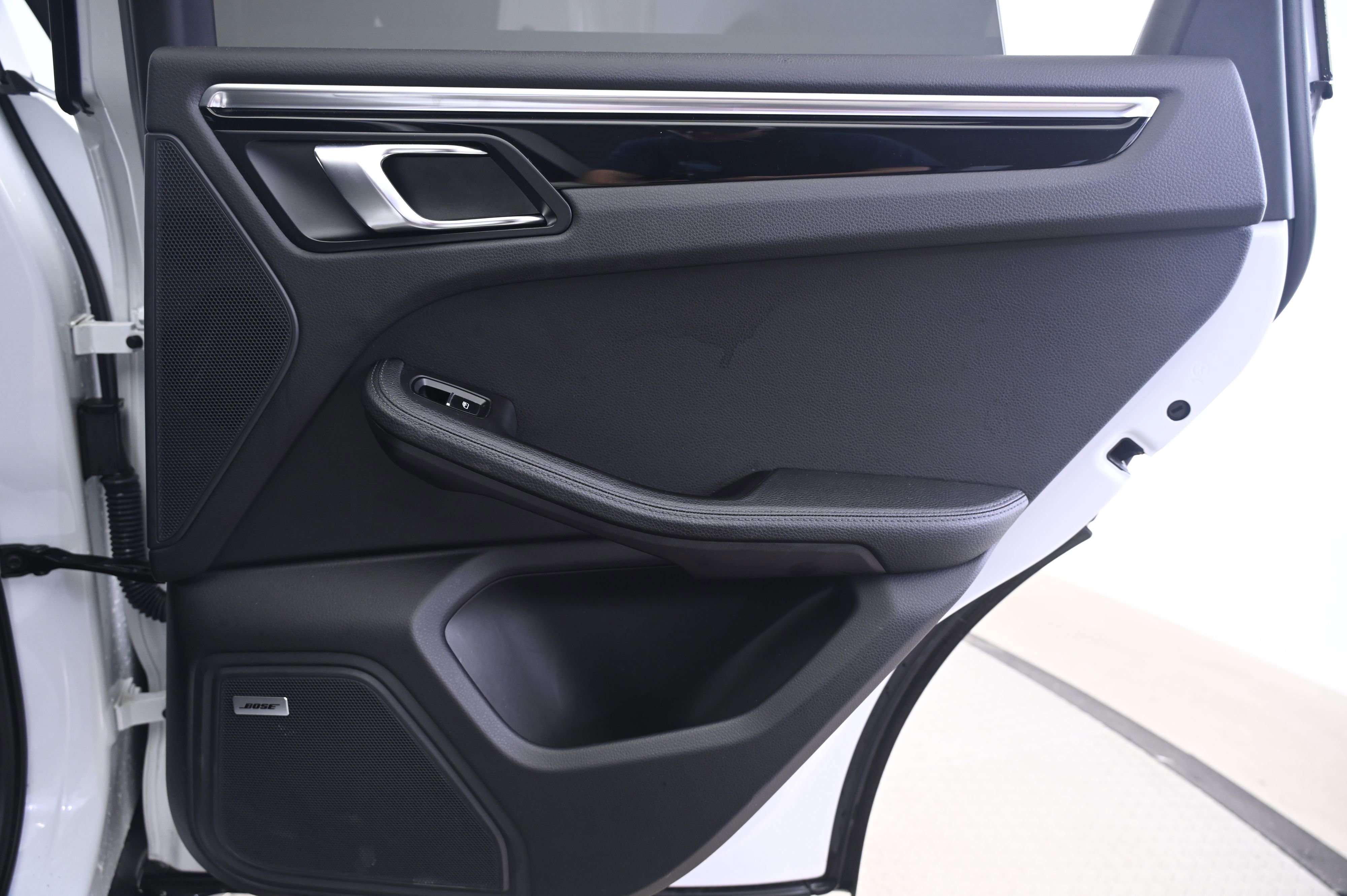 Certified 2022 Porsche Macan image 16